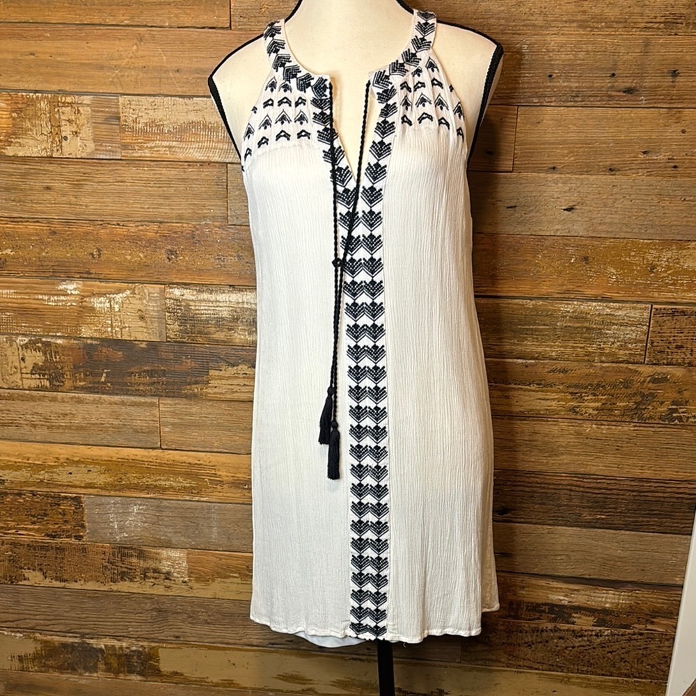 Forever 21 Women's White and Black Sleeveless Dress